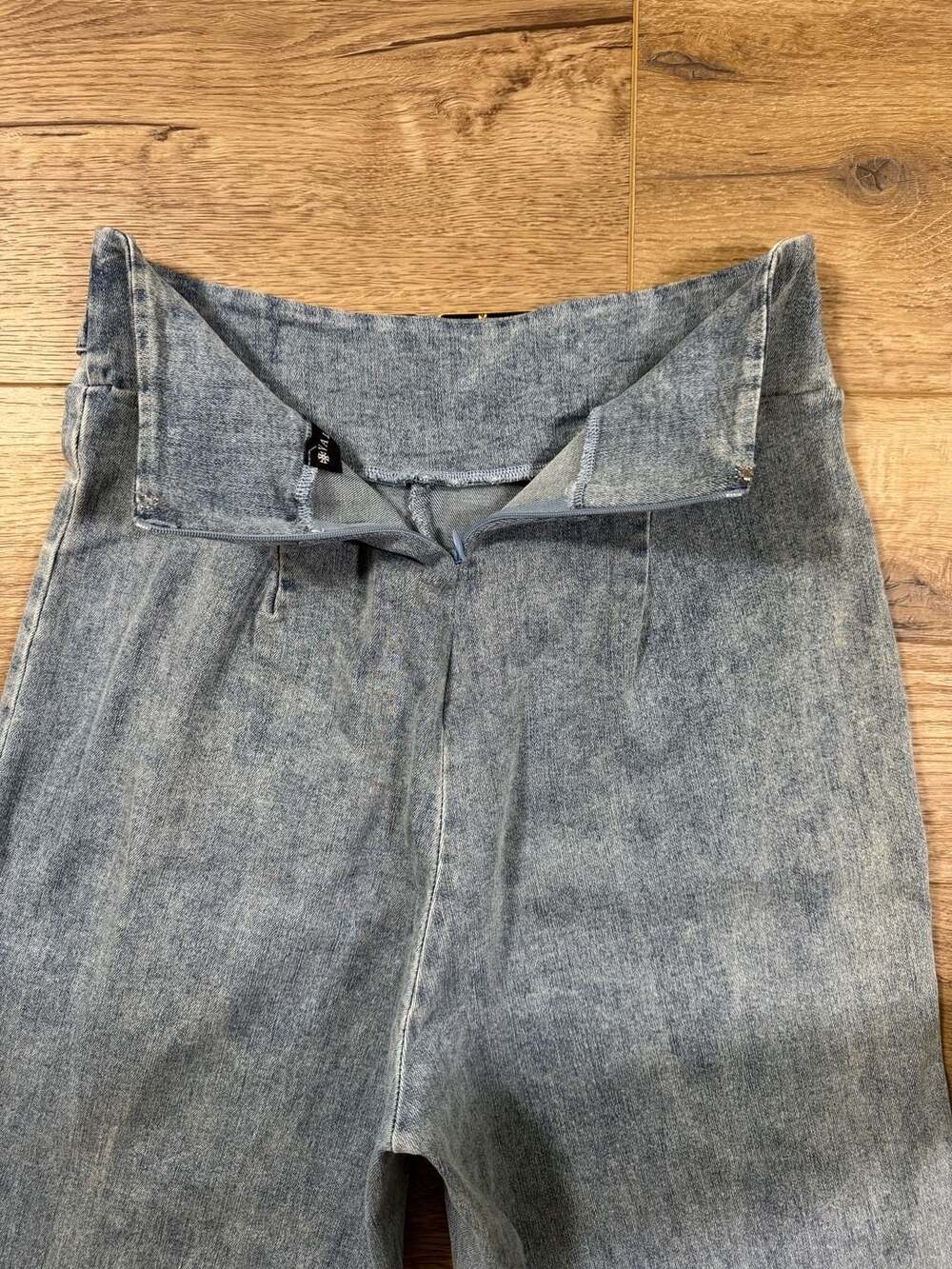 Valentine High Waist Wide Leg Jeans Light Wash Gold Buckle Detail Women’s Small - Picture 13 of 14